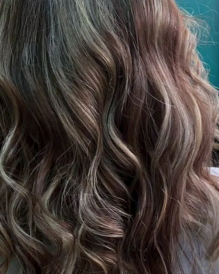 Balayage châtain, brushing ondulé