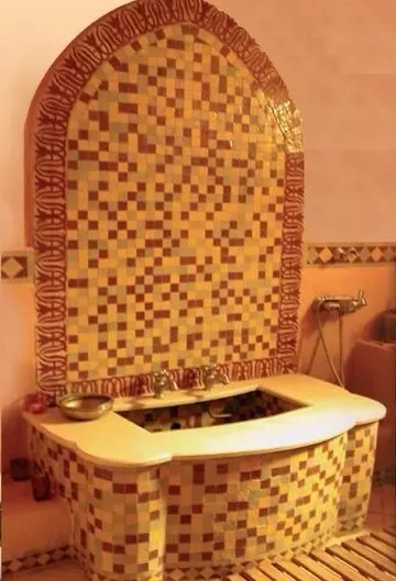 Le bassin du hammam, en mosaïque ocre