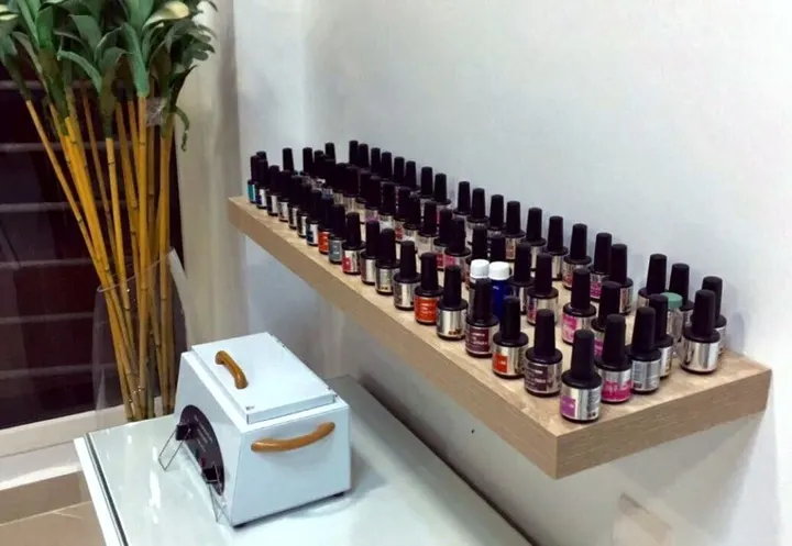 Étagère de vernis permanents et lampe